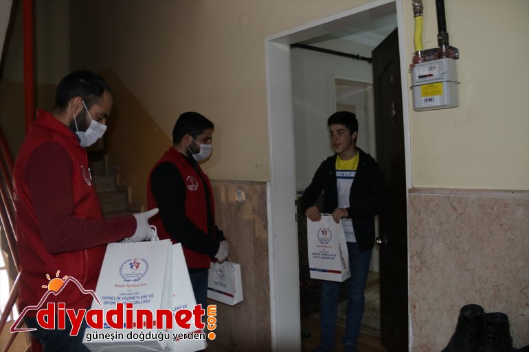 kısıtlananlara VAN sokağa kitap - Gönüllü dağıttı çıkmaları gençler, 5