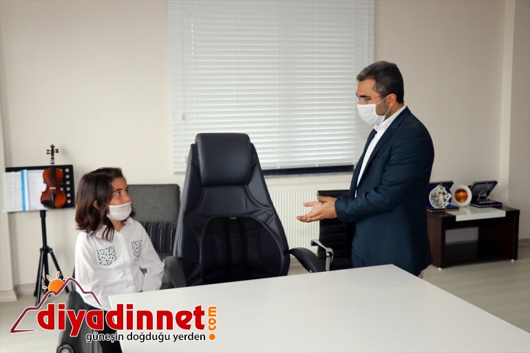 - makam evine koltuğunu taşıdığı başkanı görevini, devretti VAN öğrenciye Belediye 4