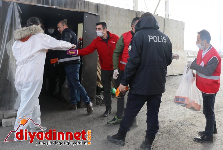 Kızılay gönüllülerinden Ağrı'daki polis ve sağlık görevlilerine kandil simitli moral