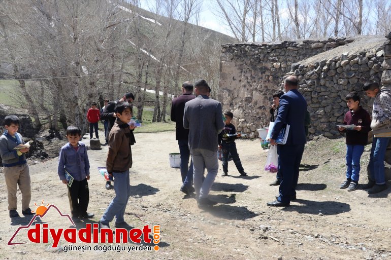 köy çocuklarına götürüyorlar kitap eteklerindeki karlı dağların Ağrı