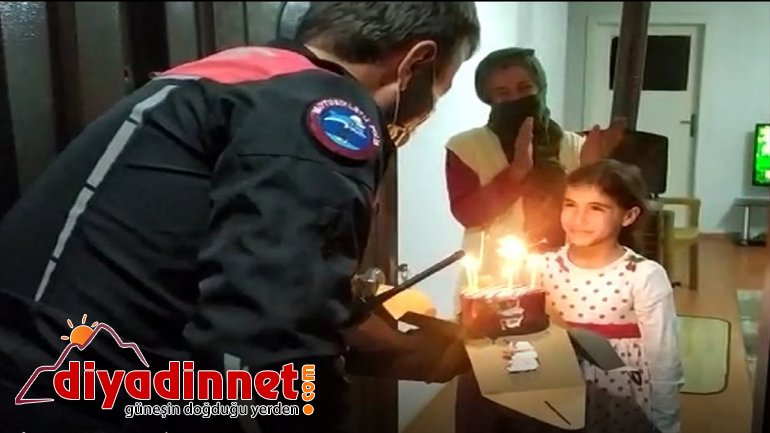 Erzincanlı minik Sıla'ya polislerden doğum günü sürprizi