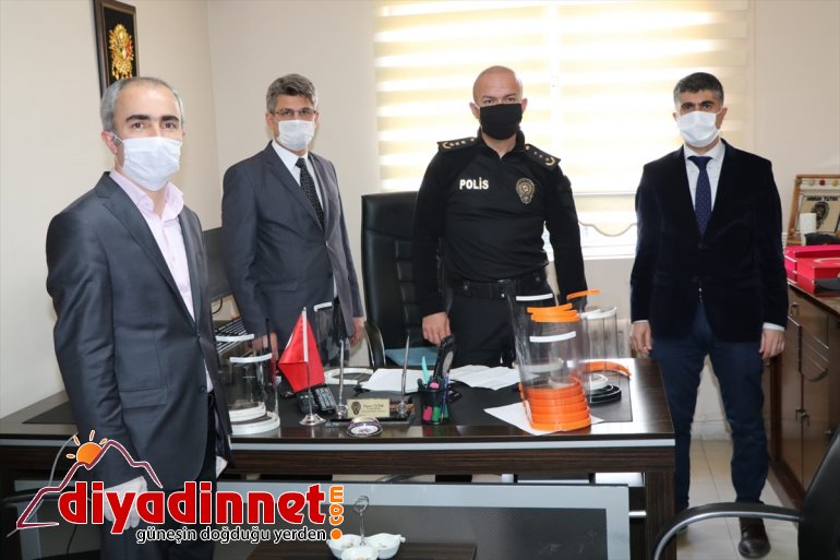Hakkari'de BİLSEM'de üretilen siperlikler Emniyet Müdürlüğü'ne teslim edildi