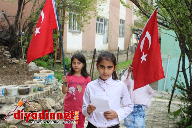 Hakkarili evlerini çocuklar kutladı süsleyerek 23 Nisan