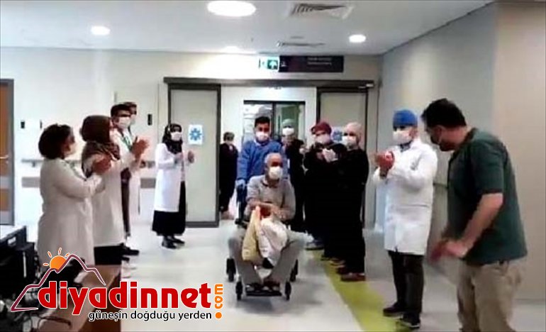 Elazığ'da Kovid-19'u yenen 2 hasta alkışlarla hastaneden taburcu edildi