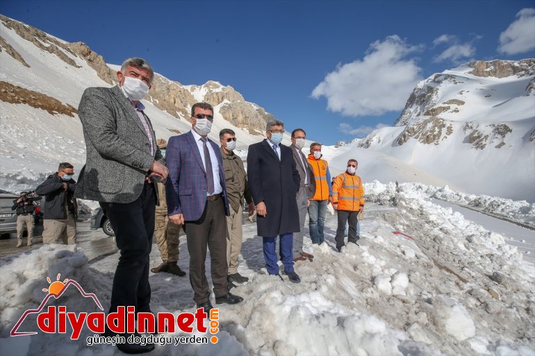 - VAN Bahçesaray mücadele sürüyor karla hayatını nedeniyle kaybettiği kişinin yolunda 42 Çığ 3