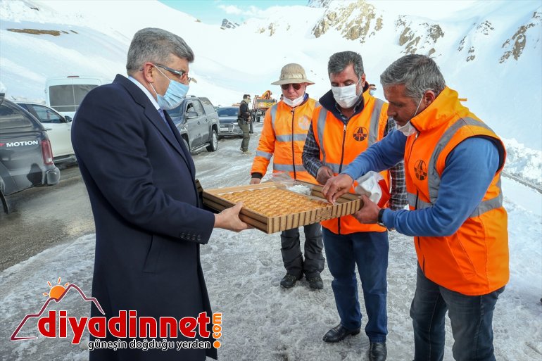 Çığ nedeniyle 42 kişinin hayatını kaybettiği Bahçesaray yolunda karla mücadele sürüyor