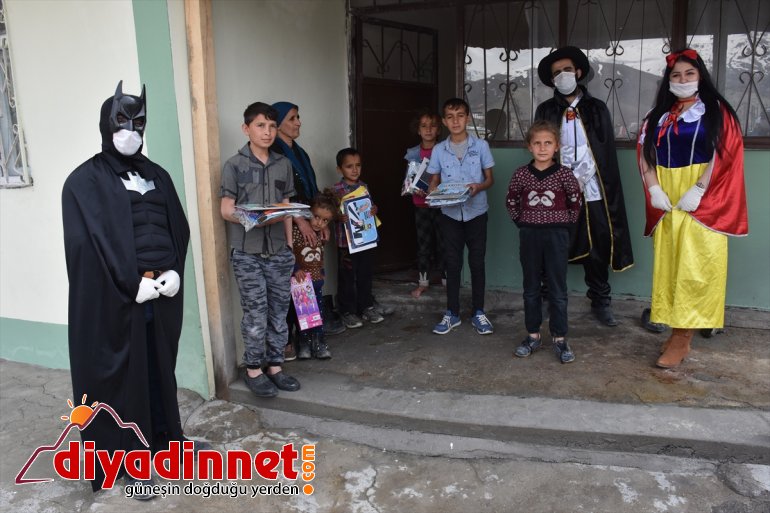 çocuklara hediye bayramlarını polisi dağıtarak kutladı Hakkari 4