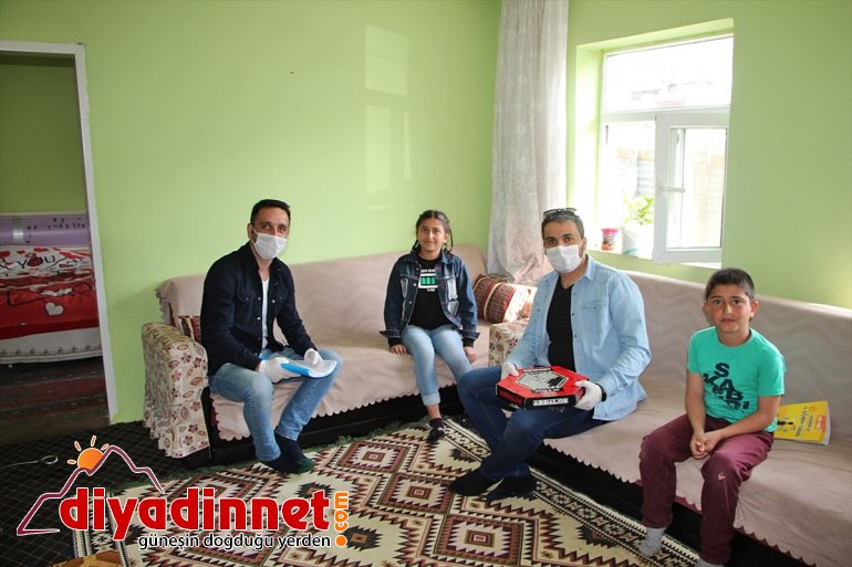 Fedakar öğretmenler köydeki öğrenciler için seferber oldu