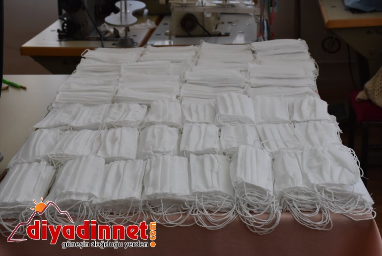 Karslı için sağlıkçılar üretiyor maske kadınlar, 10