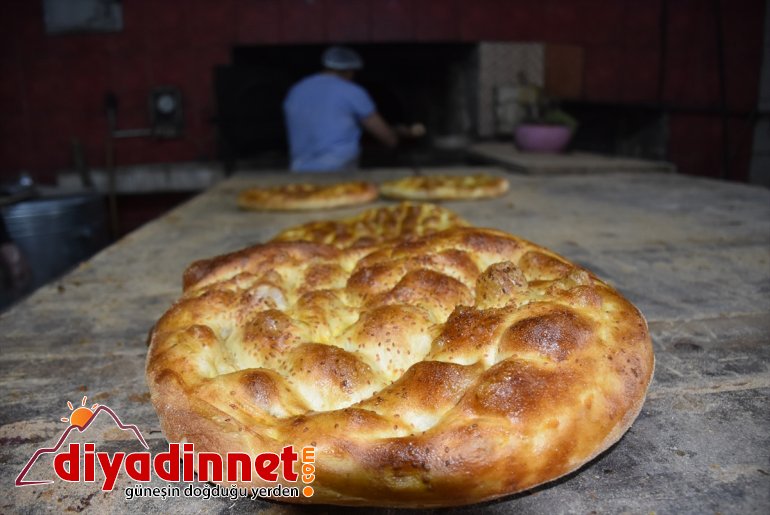 Kars'ta fırınlarda Ramazan pidesine iki saat Kovid-19 molası
