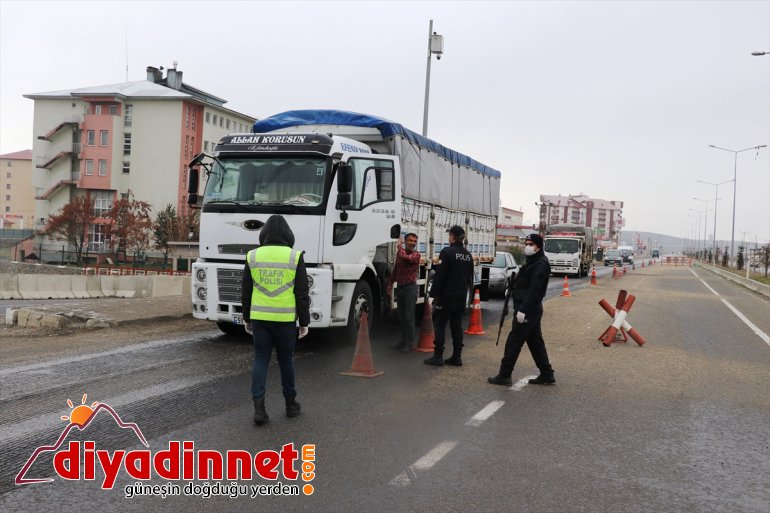 polislere ikram verip baklava öğretmenler karanfil etti Ağrı