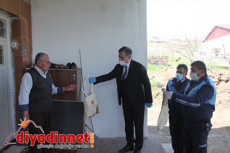 Ahlat Belediyesinden yaşlılara ramazan pidesi ve hurma ikramı