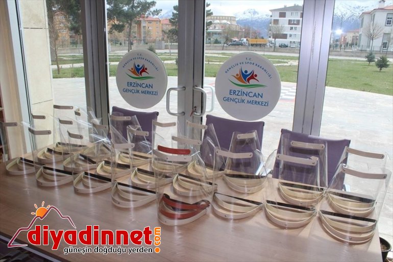 Erzincan ve Iğdır'da gönüllü gençler maske ile siperlik üretiliyor
