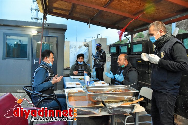 Muş'ta polis ekipleri ilk iftarlarını elleri tetikte açtı