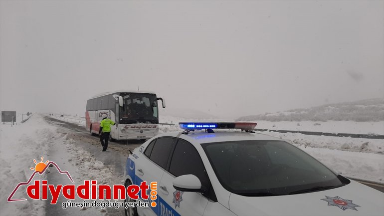 Elazığ'da kar nedeniyle yolda kalan sürücülere 'Evde kal' uyarısı