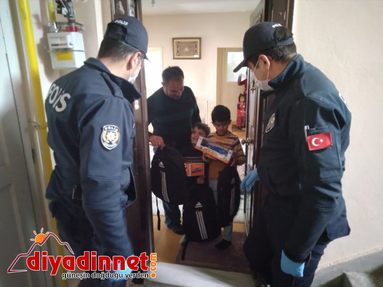 Iğdırlı iki kardeş kumbaralarındaki parayı Milli Dayanışma kampanyasına bağışladı