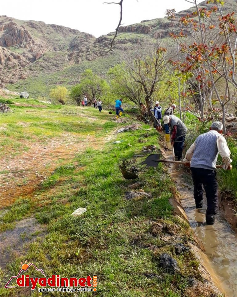Köylüler imece usulüyle su kanallarını temizlediler