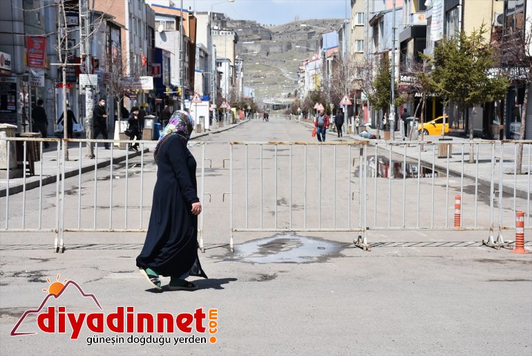Kars'ta bazı caddeler Kovid-19 nedeniyle araç trafiğine kapatıldı