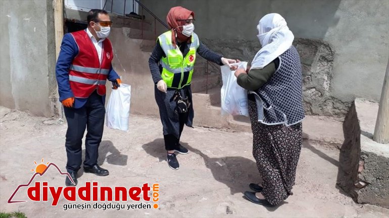 Saray'da koronavirüs salgınına karşı dezenfekte malzemeleri dağıttı