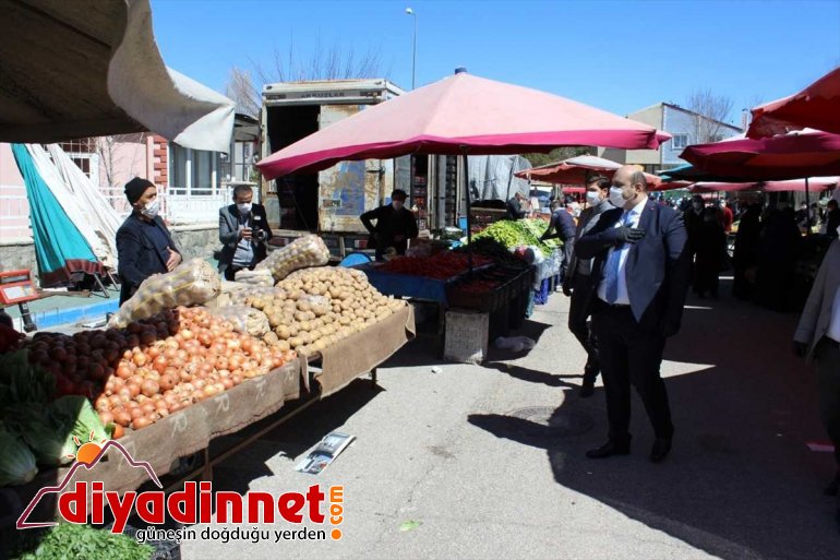 Belediye Başkanı Kovid-19''a karşı semt pazarında maske dağıttı