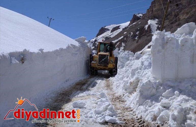 Van'da kışın kar nedeniyle kapanan mezra yolu açıldı
