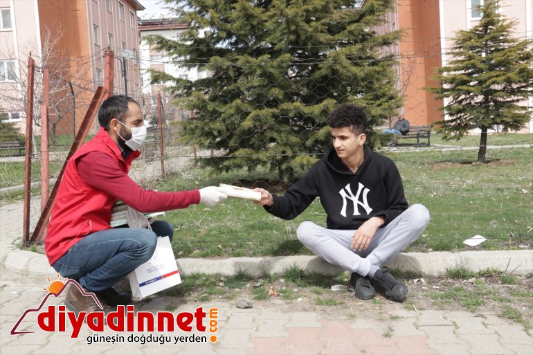 - kitap çıkmaları sokağa VAN dağıttı gençler, Gönüllü kısıtlananlara 6