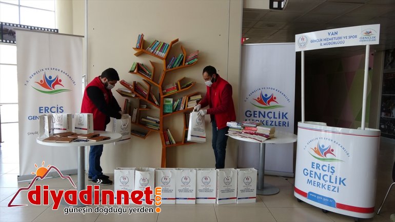 Van'da gönüllü gençler, sokağa çıkmaları kısıtlananlara kitap dağıttı