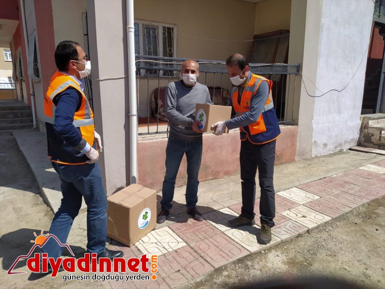 Gürpınar'da ihtiyaç sahibi ailelere gıda kolileri dağıtılıyor