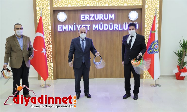 Erzurum'da öğretmenlerin ürettiği yüz koruyucu siperlikler polislere armağan edildi