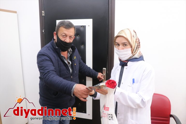 karanfille teşekkür sağlık Kovid-19 ile bin eden mücadele personeline Esnaftan 3