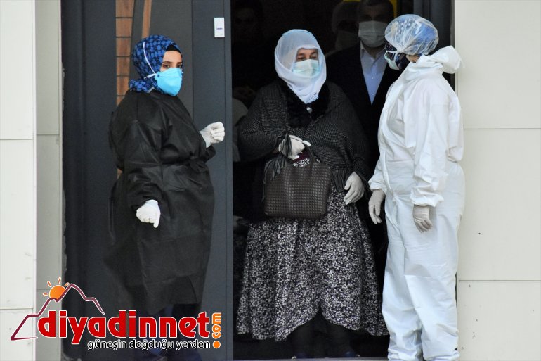 Muş'ta Kovid-19 tedavisi tamamlanan 11 kişi alkışlarla taburcu edildi