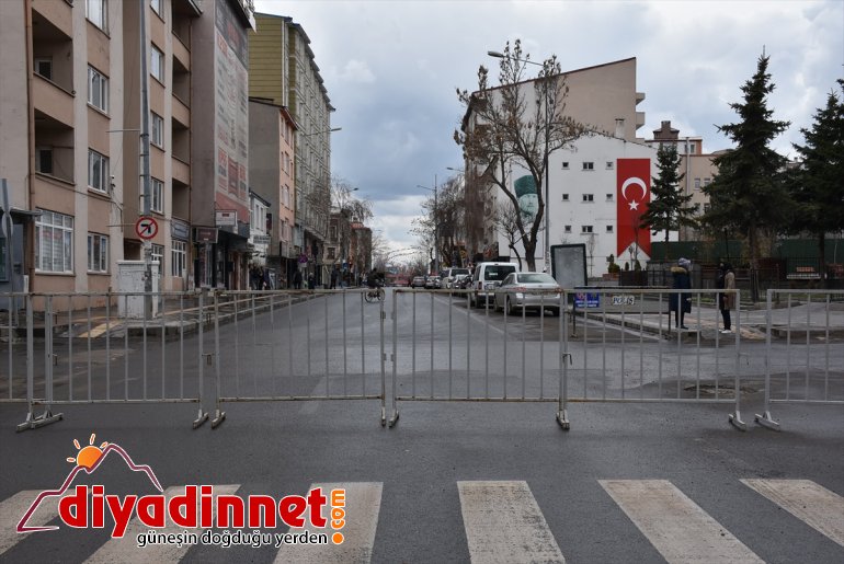 Kars'ta trafiğe kapatılan bazı caddeler Kovid-19'a karşı yıkanarak dezenfekte edildi