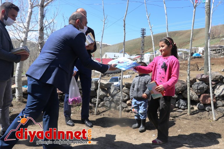 dağların eteklerindeki karlı Ağrı