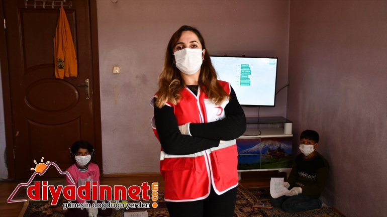 Türk Kızılay gönüllüsü öğretmen köy köy dolaşarak uzaktan eğitimi anlatıyor