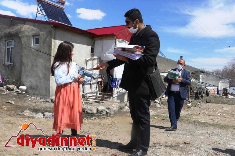 Ağrı'da karlı dağların eteklerindeki köy çocuklarına kitap götürüyorlar