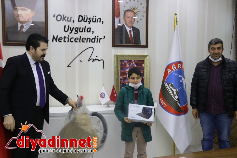 Ağrılı küçük Yiğit, kumbarasındaki harçlıklarını Milli Dayanışma Kampanyası'na bağışladı