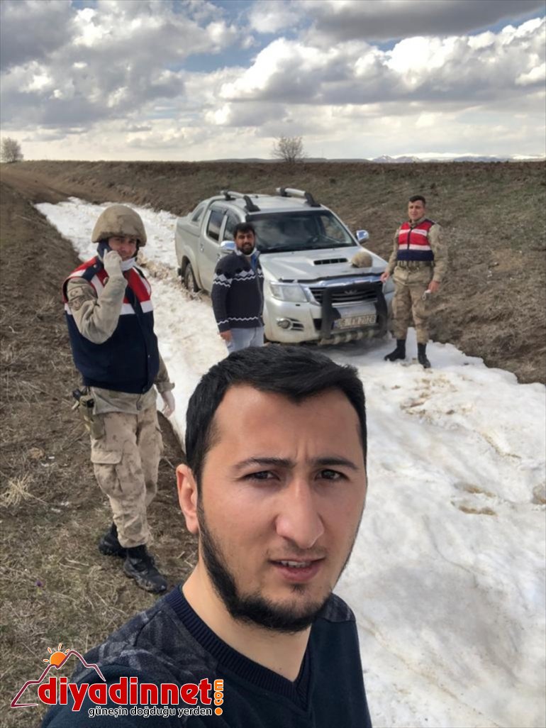 Ağrı'da Vefa grubunun karda mahsur kalan aracını köylüler kurtardı