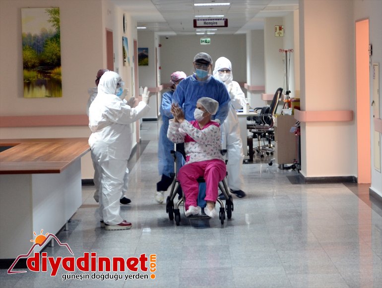Kovid-19 mücadelesini kazanan 72 yaşındaki kadın taburcu edildi