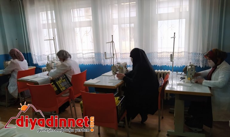 Kağızman Halk Eğitim Merkezi'nde gönüllü maske yapıyorlar