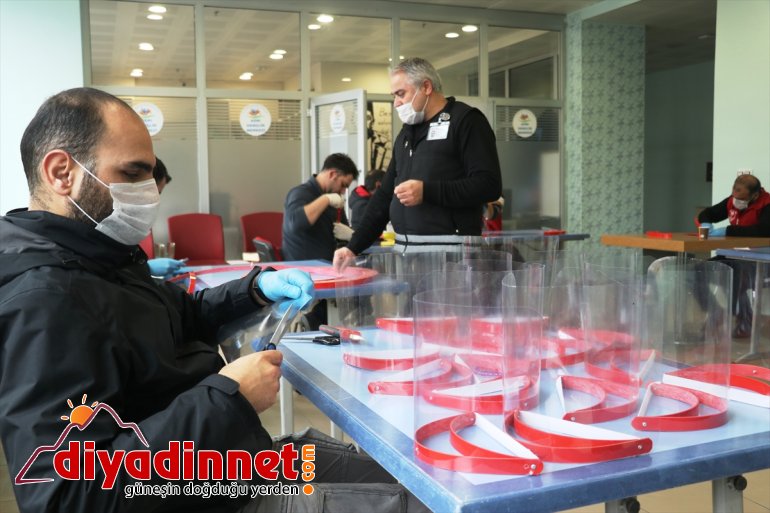 için gençlerden destek bir gönüllü de Ağrılı üretimi maske Sağlıkçılara 5