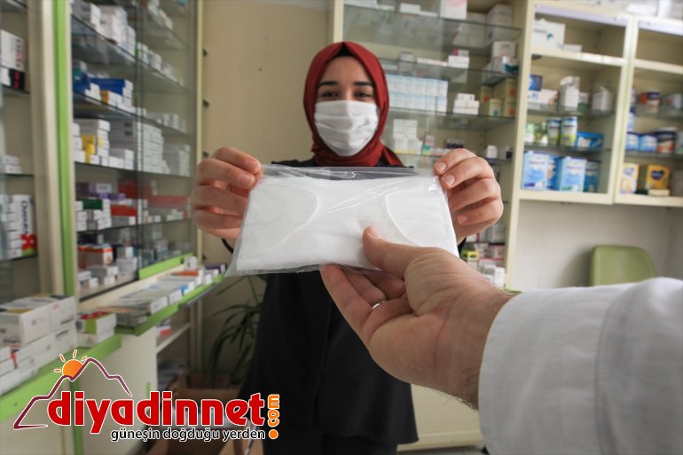 Darende'de eczanelerden ücretsiz maske dağıtımı başladı