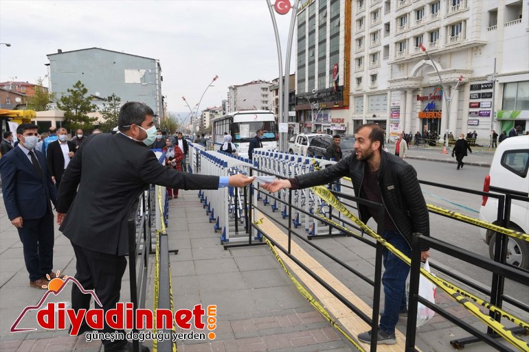 Muş Belediyesi ücretsiz maske dağıttı