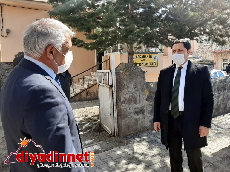 Ardahan Valisi Masatlı maske dağıttı