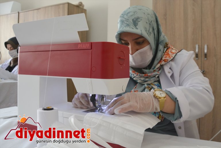 Geleneksel el sanatlarını yaşatan hünerli eller maske mesaisinde