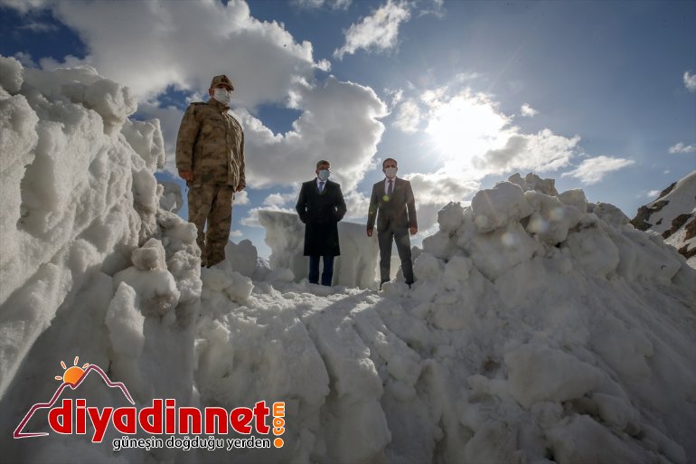 kaybettiği yolunda nedeniyle karla hayatını kişinin 42 VAN sürüyor - Çığ Bahçesaray mücadele 10