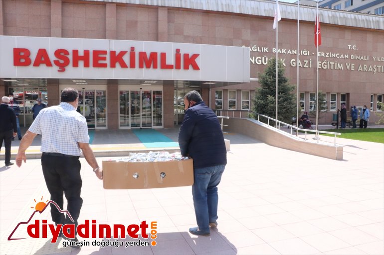 Esnaftan Kovid-19 ile mücadele eden sağlık personeline bin karanfille teşekkür