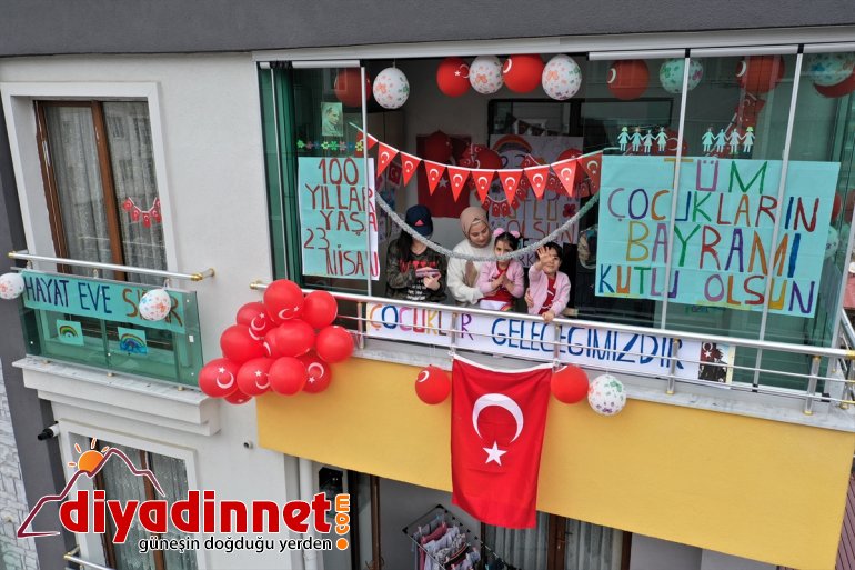 VAN yeğenlerine  Nisan 23 teyzeden Hemşire sürprizi ikiz - 9