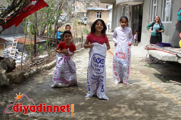 Hakkarili çocuklar evlerini süsleyerek 23 Nisan'ı kutladı