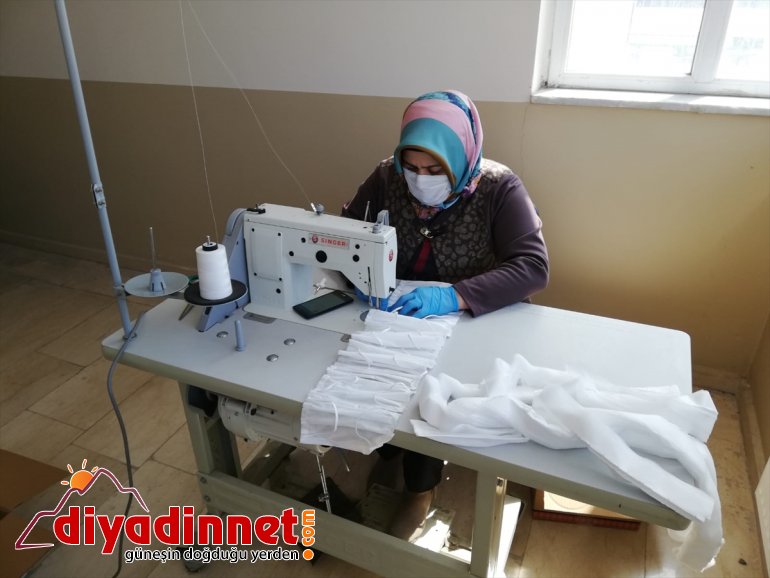 Bulanık'ta kadınlar gönüllü olarak maske üretimi yapıyor