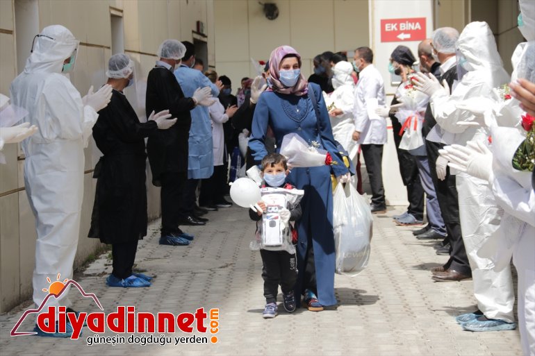 Van'da Kovid-19 tedavisi gören aynı aileden 10 kişi alkışlarla taburcu oldu